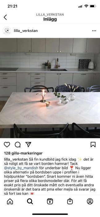 Kök med modernt matbord med fiskbensparkett design, stolar och minimalistisk inredning.