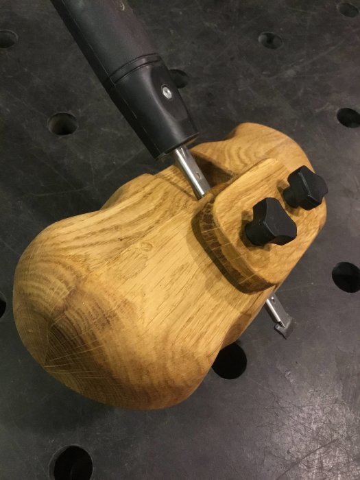 Handgjord trähyvel "Router Plane DR" vers 1.1 med justerbart stämjärn och svarta justerskruvar.