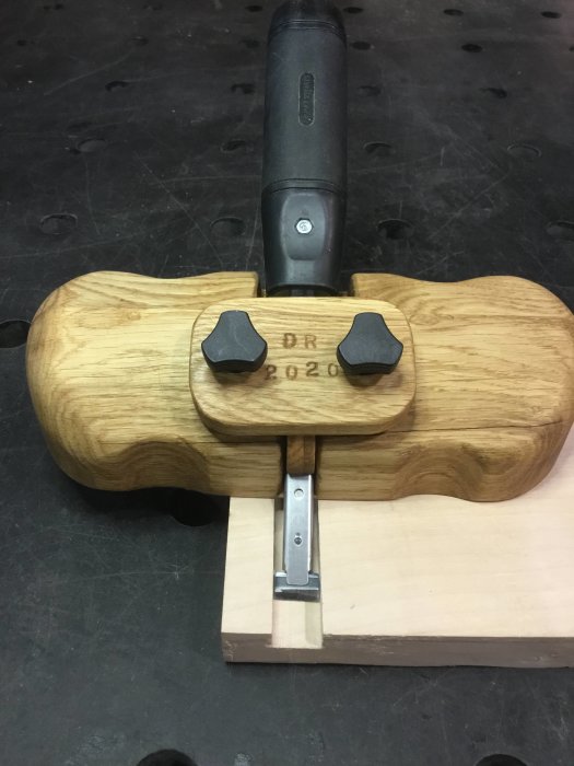 Handgjort träverktyg "Router Plane DR" med metallstålskär placerat på arbetsbänk.