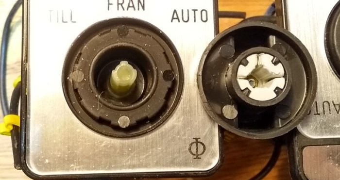 Närbild av två olika elektriska kontakter med texten "TILL FRÅN AUTO" ovanför.