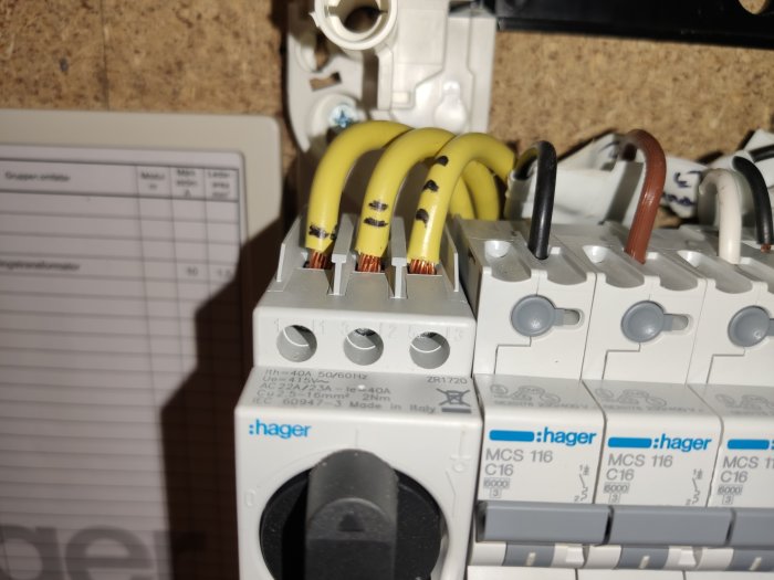 Elcentral med ledningar utan ändhylsor och synlig koppar insatta i kopplingsskruvar.