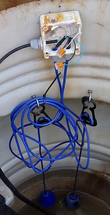 Installation av flottörer med tätade kablar och förskruvningar i en brunnsdos.