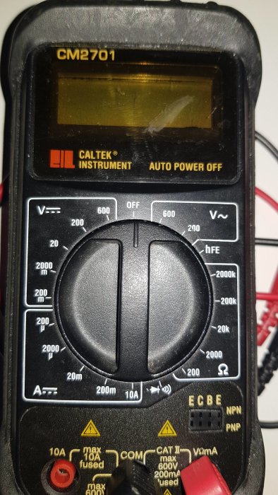 Digital multimeter visar låg spänningsavläsning på inställningen AC 200V.