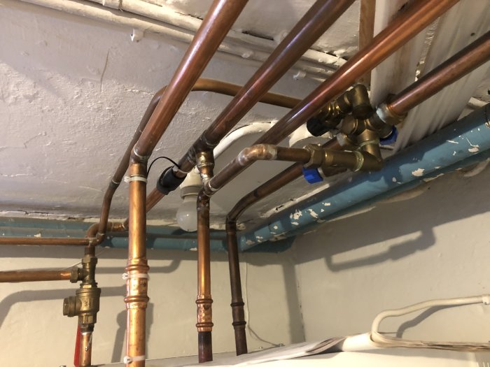 Kopparledningar och ventiler i ett värmesystem, möjlig påfyllningspunkt för vatten.