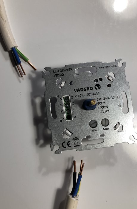 LED dimmer och elektriska kablar på vit yta, instruktionsbekymmer för anslutning.