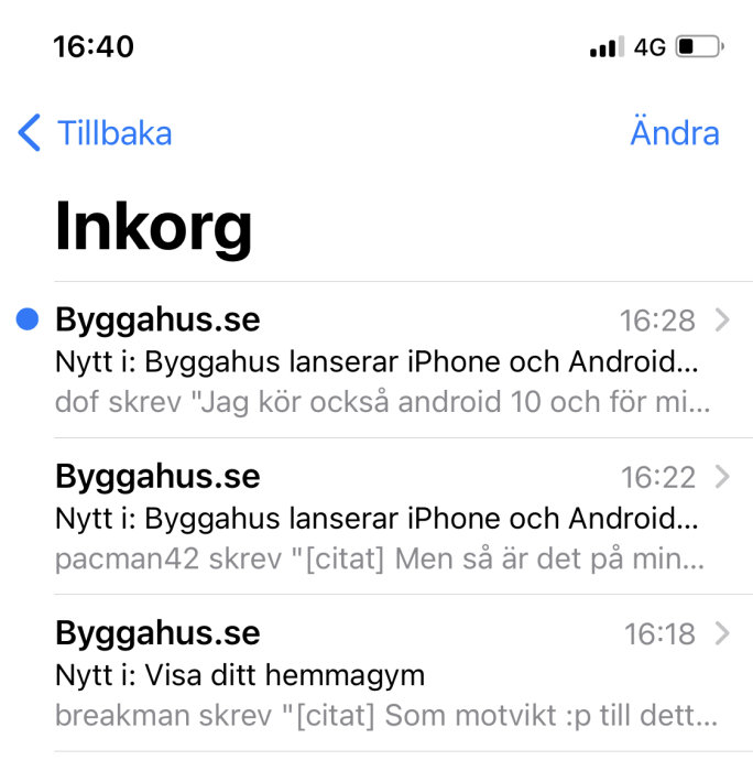 Skärmdump av e-postinkorg på iPhone med oläst meddelande markerat med blå ring och diskussionstrådar från Byggahus.se.