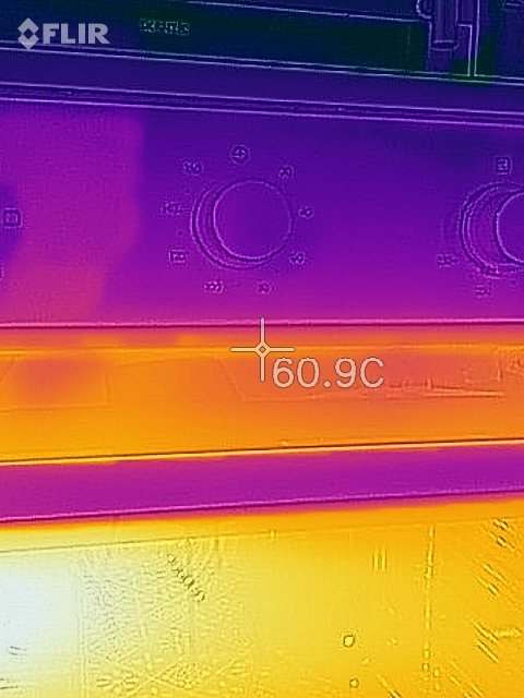 Värmekamerabild visar framkant av en ugn med temperaturen 60.9°C, vilket indikerar värmeutsläpp.