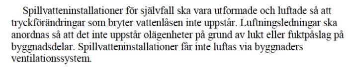 Textavsnitt ur BBR med krav om utformning och luftning av spillvatteninstallationer för att undvika lukt och fuktproblem.