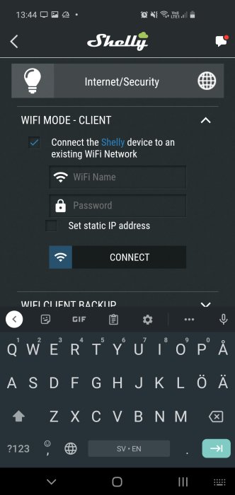 Skärmdump av WiFi-inställningar på en smart enhet med fält för nätverksnamn och lösenord.