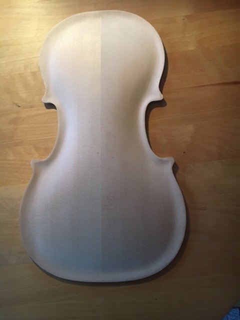 Obehandlad trädel till en fiol, formad som Stradivarius 1720, på en träyta, i början av byggprocessen.