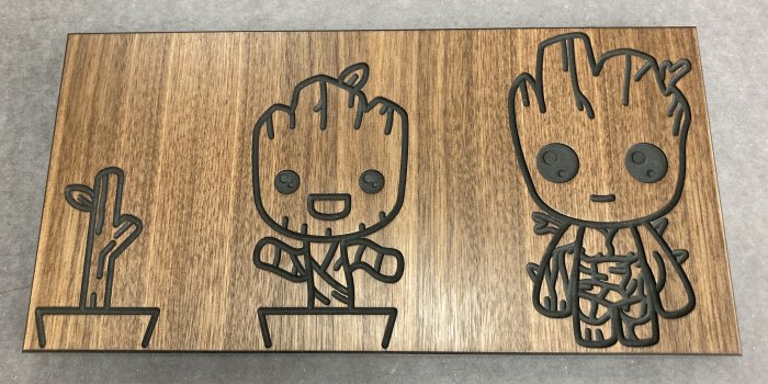 Trähantverk med figurer ur valchromat och valnötsfaner på tavla, behandlad med hårdvaxolja.