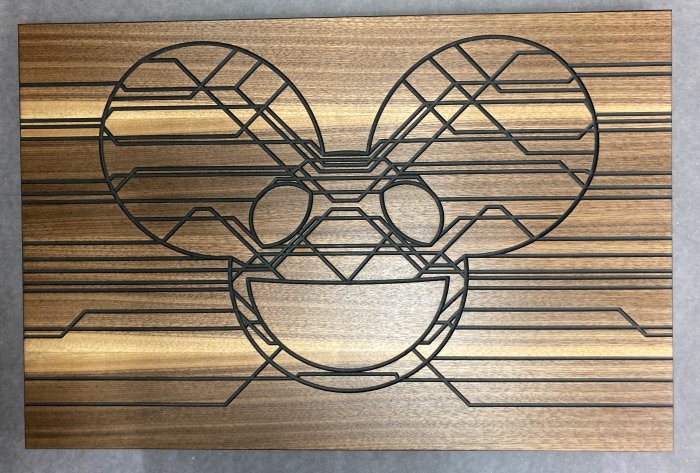 Tavla i valchromat och valnötsfaner med geometrisk design av ansikte, behandlad med hårdvaxolja.