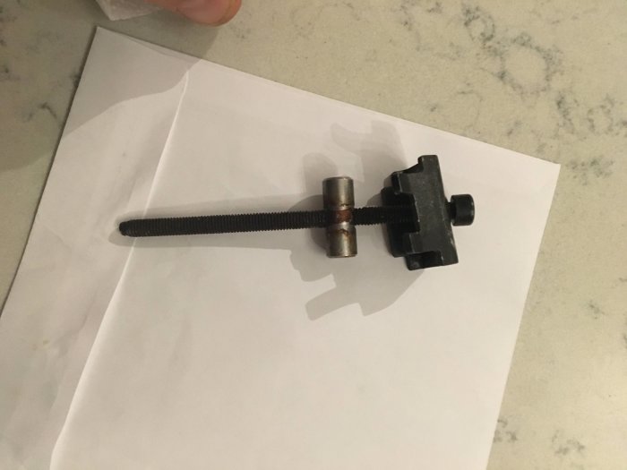 Rostig 110mm skruv med gängad saken fast på takräckesfäste.