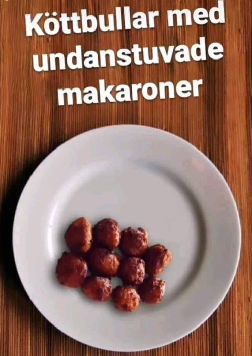 Köttbullar på vit tallrik med texten "Köttbullar med undanstuvade makaroner" ovanför.