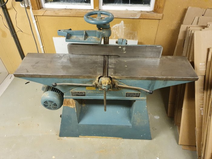 Äldre Stenberg hyvelmaskin i ett arbetsrum, med synlig märkning och reglage.