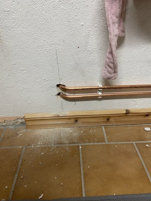 Vägg med kopparrör och bottenplatta vid renovering för walk in closet.