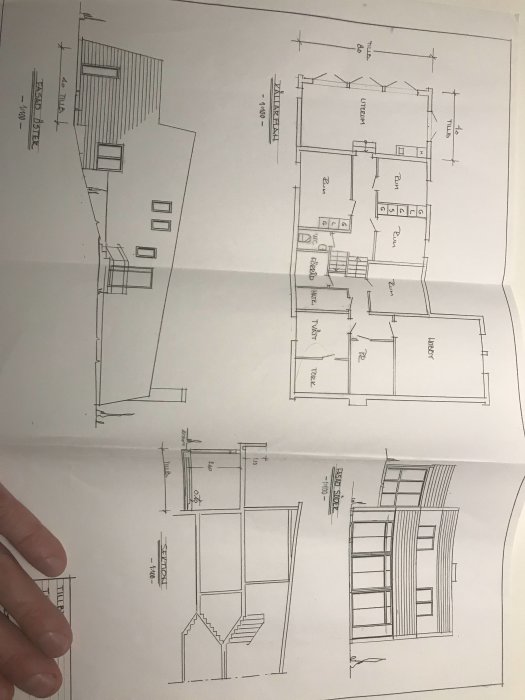 Ritningar av ett hus före och efter att en trappa har lagts till, med måttangivelser och layoutändringar synliga.