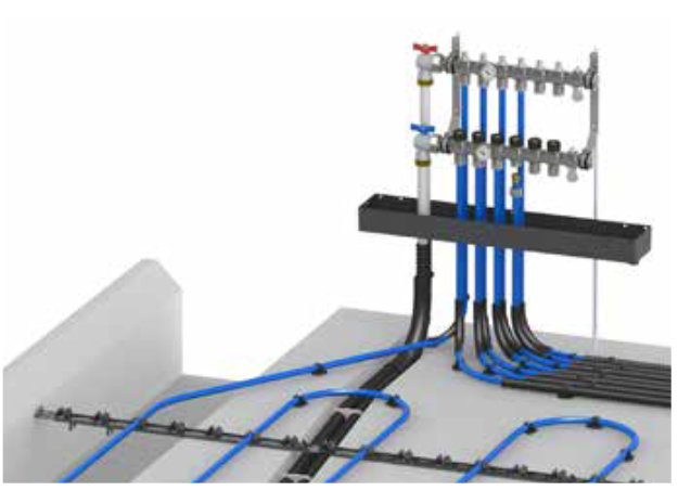 Ett rördistributionsblock med flera parallella blå PEX-rör kopplade, som visar installation inför ingjutning i betong.