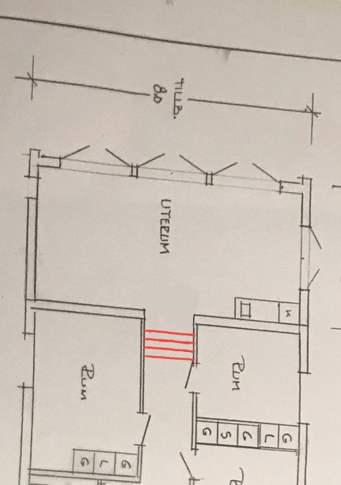 Ritning av husplan med markerad trappplacering mellan rum och korridor.