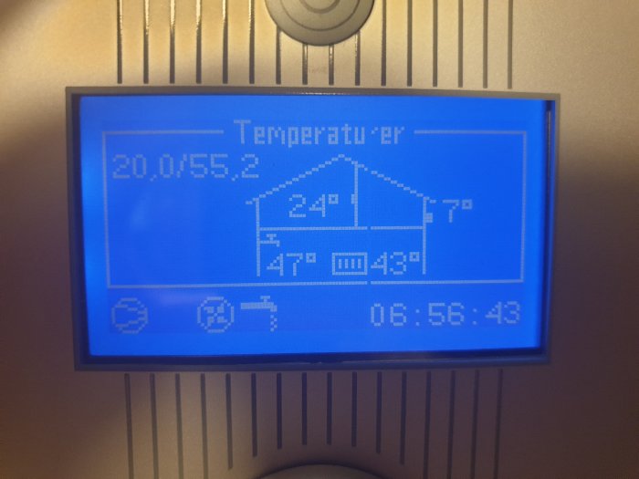 Digital termostat visar inomhustemperatur på 24°, utomhustemperatur på 7° och klockan 06:56.