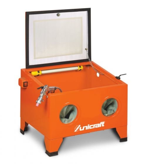 Orange blästerskåp från Unicraft med handskar och pistol för slutfinish på småobjekt.