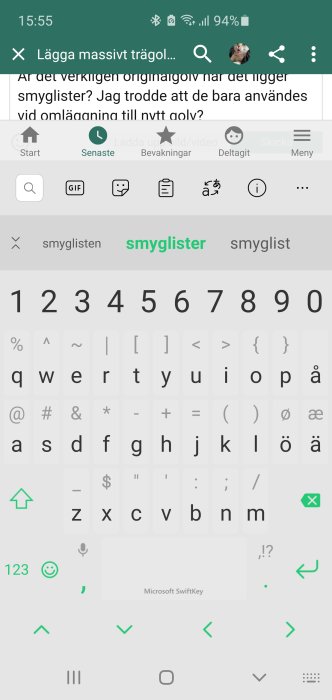 Skärmdump från en mobiltelefons textinmatning med fokus på tangentbordet och autokorrigering.