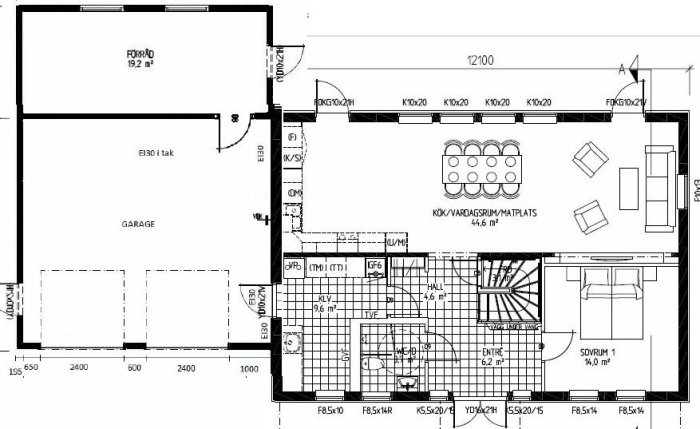 Planskiss över en bostad och ett vidbyggt garage med detaljerade måttangivelser och inredningslayout.