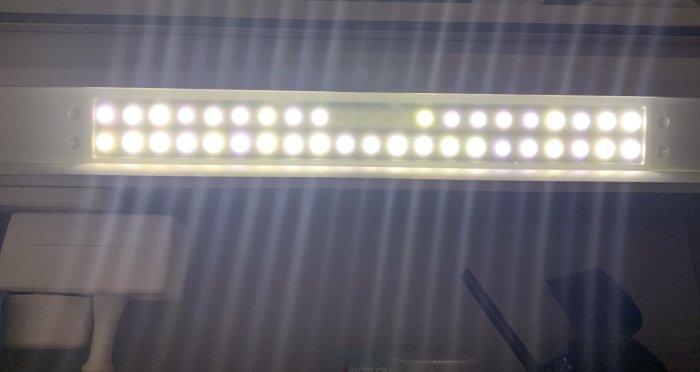 Tänd LED-panel i badrumsskåp med flera dioder belysta och några som flimrar.