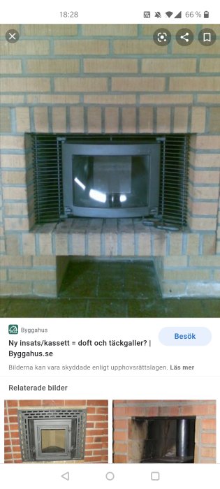 Ventilationsgaller i tegelvägg med svart insats/kassett synlig genom gallret.