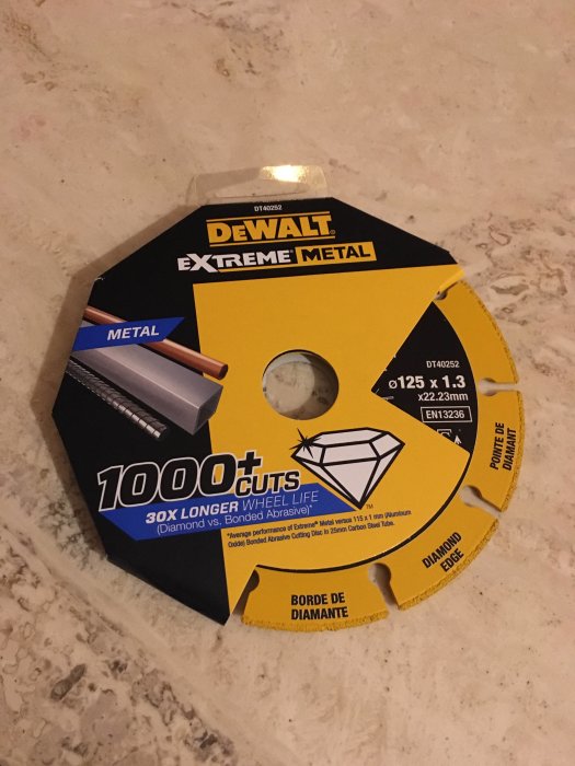 Dewalt Extreme Metal diamantkapskiva för Dremel, med löfte om 1000+ snitt och 30x längre livslängd.