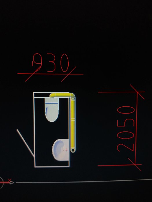 Skiss av planerad installation av vägghängd toalett med måttangivelser och rörböjar.