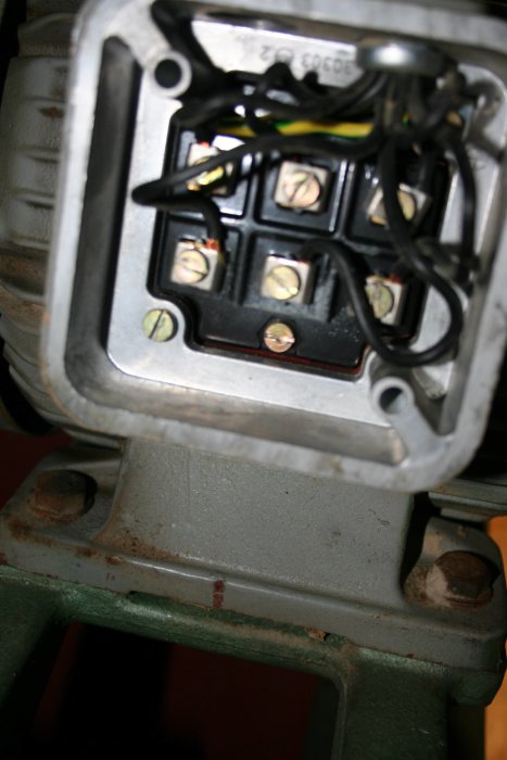 Kopplingsplint inuti en rikthyvels motor med kablar och skruvfästen.