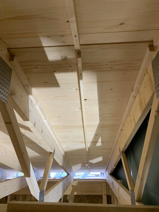 Inledning av luftspaltkonstruktion i ett trägarage med halvfärdiga träfack och väggisolering.