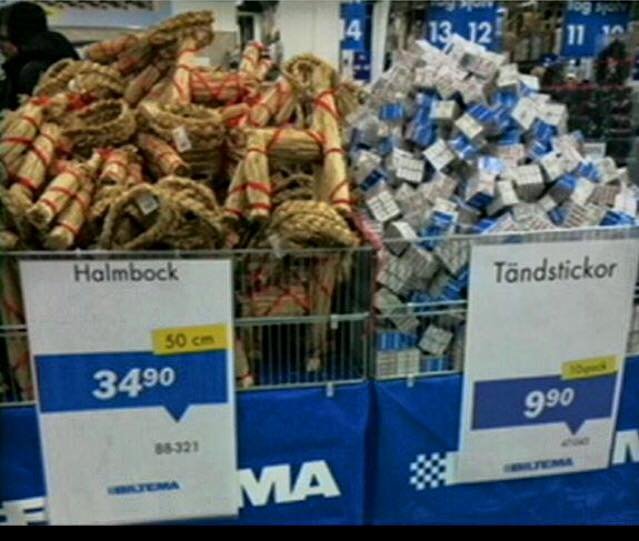 Halmbockar och tandsticksförpackningar i korgar med prislappar hos Biltema.