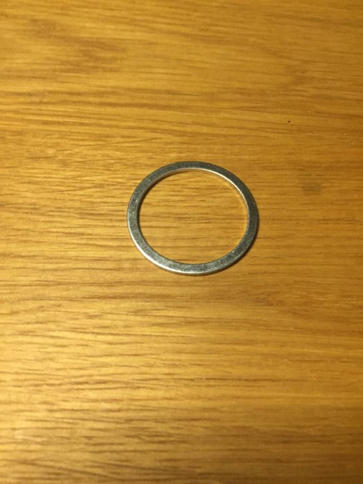 Metallisk reduceringsring på träyta, erbjuds som gåva i byggforumdiskussion.