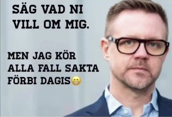 Man i glasögon med text: "Säg vad ni vill om mig. Men jag kör alla fall sakta förbi dagis." samt en emoji.