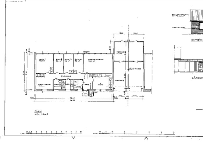 Planritning av ett hus med markerade ändringar, öppen planlösning till höger och borttaget första rum, garage längst till höger.