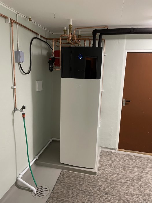 Nytt värmepumpssystem Daikin Altherma installerat i teknikrum med kopparledningar och expansionskärl.