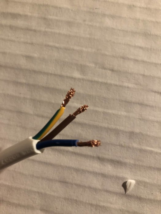 Eldriven kabel med trassliga exponerade kopparkärnor och färgkodade isoleringar.