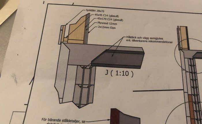 Arkitektonisk ritning som visar en sektion av en byggnadsstomme med skalblocksmur, håldäck och kantbalksdetaljer.