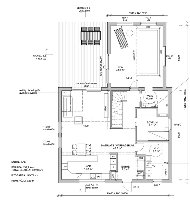 Arkitektritning av enplanshus med markerade mått för rum och fönster samt inredningsdetaljer.