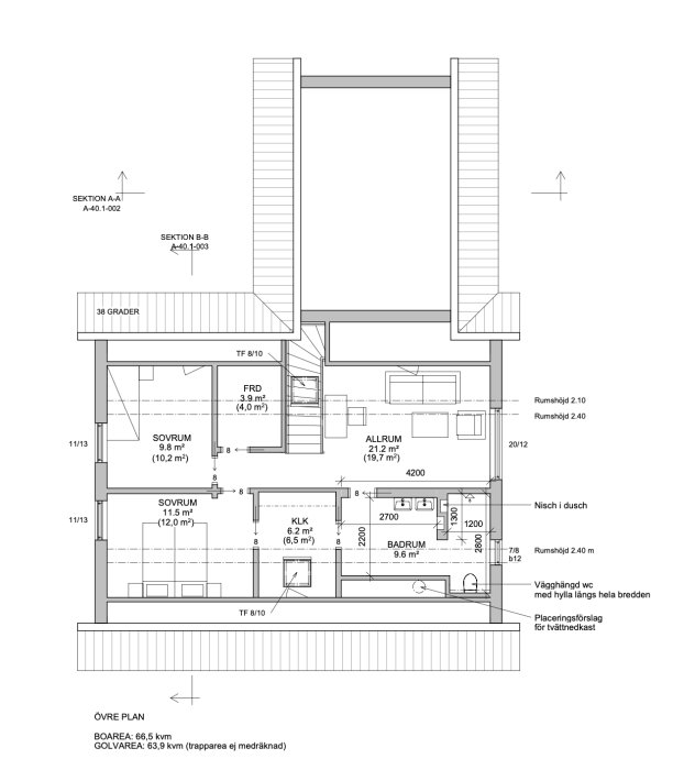 Arkitektonisk planritning för en våning med sovrum, badrum, allrum och specifikationer.