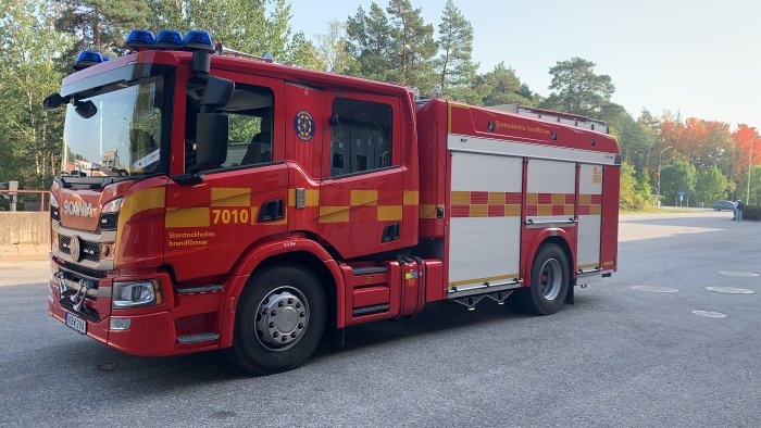 Röd brandbil från Storstockholms brandförsvar parkerad utomhus.