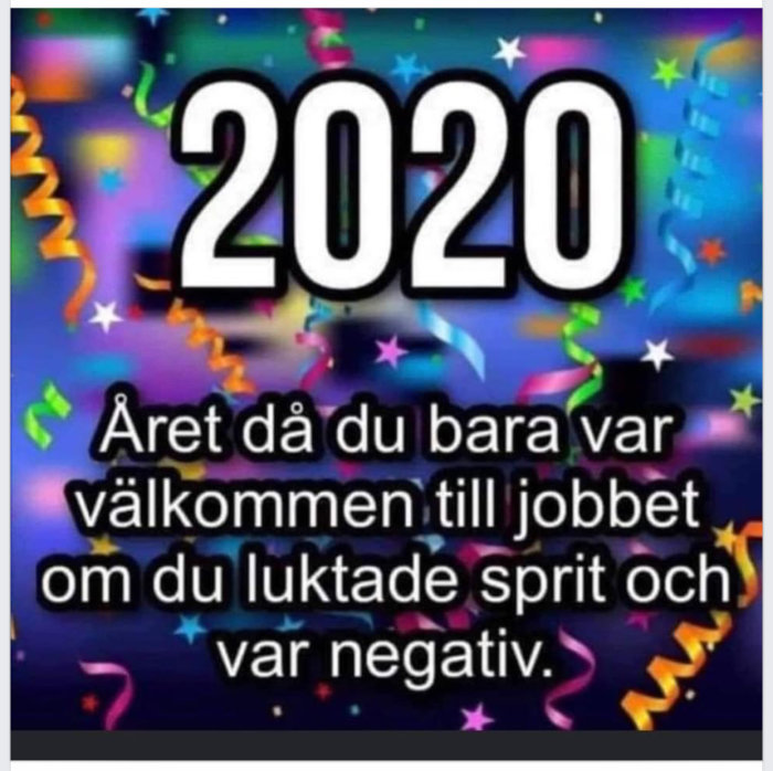 Grafisk bild med texten "2020" och ett skämtsamt meddelande om att bara vara välkommen till jobbet om man luktar sprit och är negativ, med en festlig bakgrund.