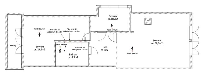 Ritning av husets layout visar första våningens sovrum, badrum, balkong och hall med måttangivelser.