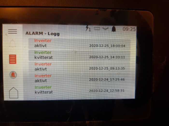Display av bergvärmepump med logg för alarm om inverter, visande datum och klockslag.