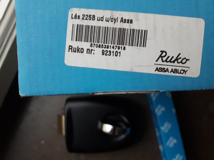 ASSA 576 låshus med etikett och del av låshus synligt, nytt i kartong, svart, för utågående dörr.