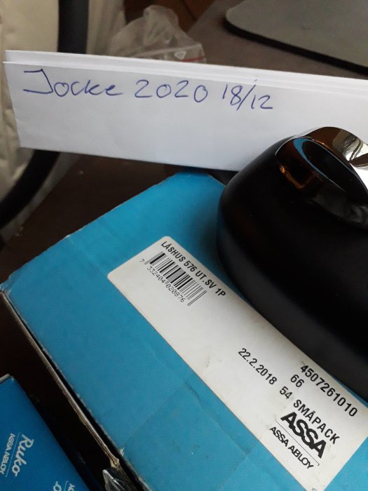 ASSA låshus i originalförpackning med etikett, namnlapp, skruv och vred synligt, säljs av Jocke.