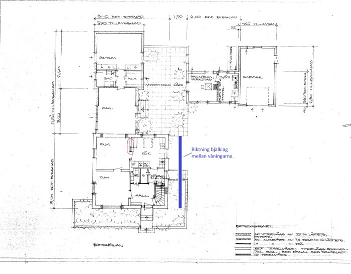 Arkitektritning av en villa med markerad vägg i rött och riktning för bjälklaget i blått.