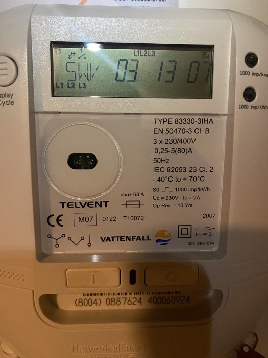 Elmätare med digital display som visar klockslag och energiförbrukning, märkt med Telvent och Vattenfall-logotyp.